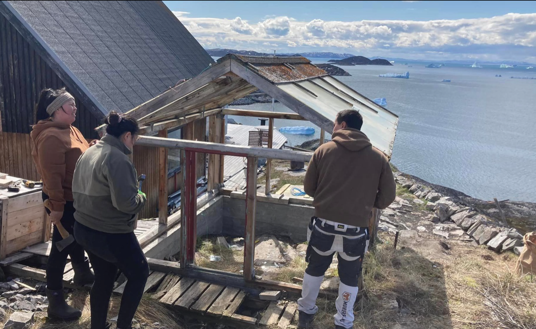 Tre søskende fjerner gl.køkkenhave i glas